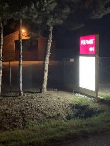 Pylon reklamowy LED Aluminium plexi w nocy Polplant Średzina